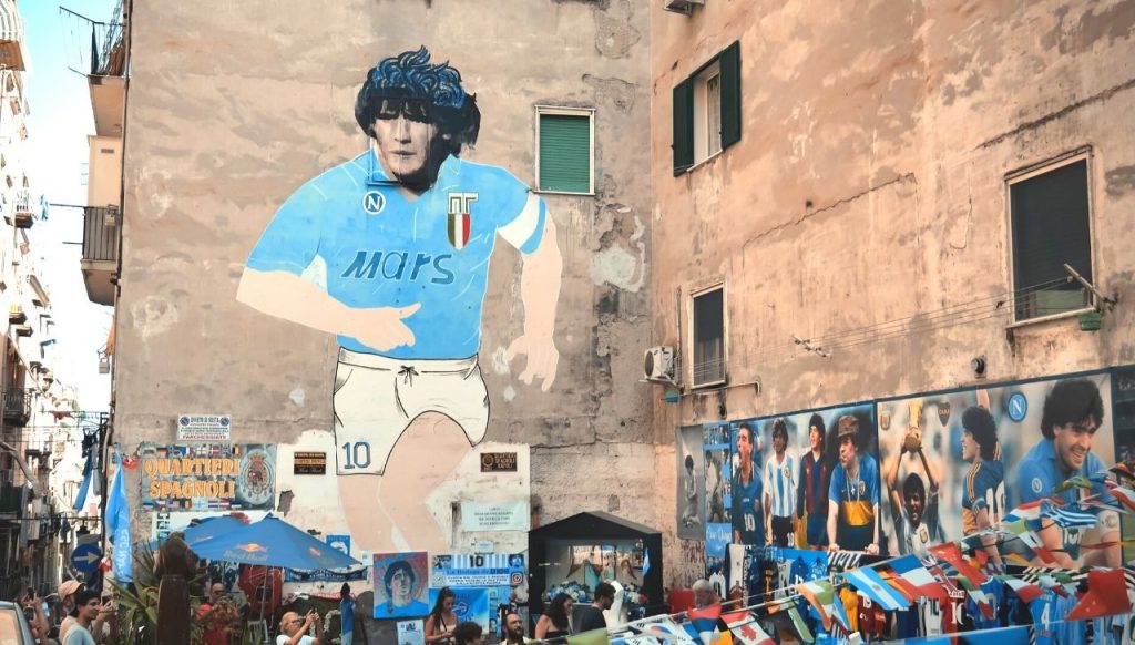 Il murale dedicato a Maradona a Napoli dai tifosi