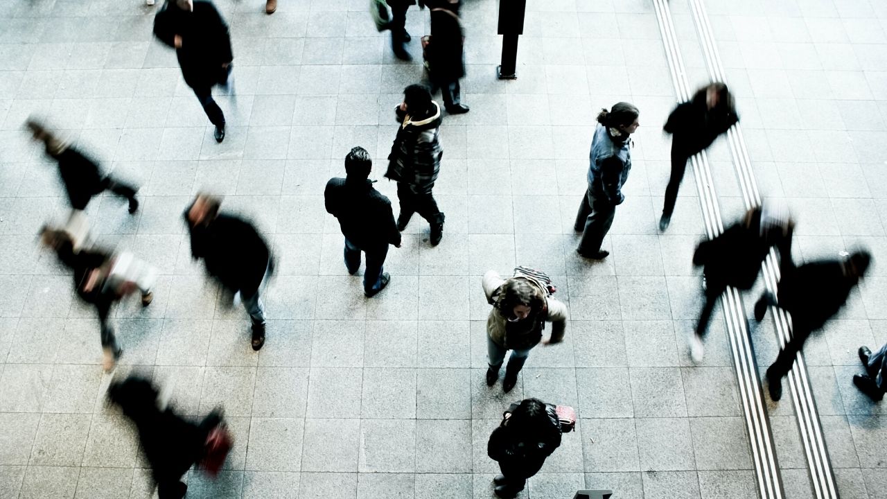 Frenesia social camminare e navigare