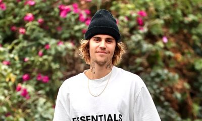 Justin Bieber con cappello e t-shirt bianca