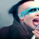 Marilyn Manson canta