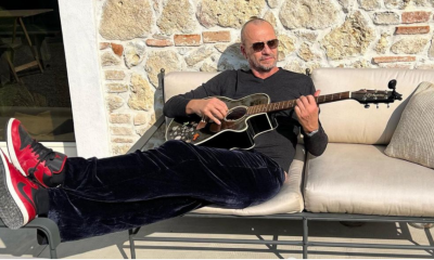 Biagio Antonacci in una foto in cui suona la chitarra