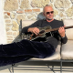 Biagio Antonacci in una foto in cui suona la chitarra