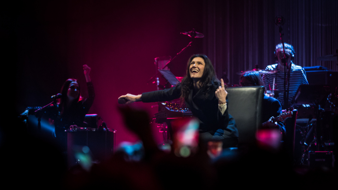 La cantante Elisa fotografata durante un concerto