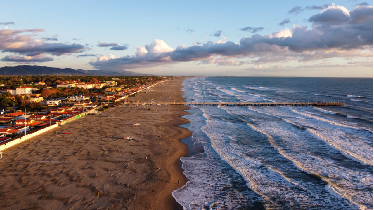 Un'immagine di una spiaggia a Forte dei Marmi