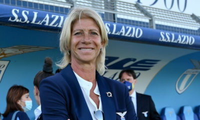 Carolina Morace con sullo sfondo scritte della Lazio