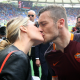 Ilary Blasi e Francesco Totti che si baciano