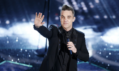 Il cantante inglese Robbie Williams durante un concerto