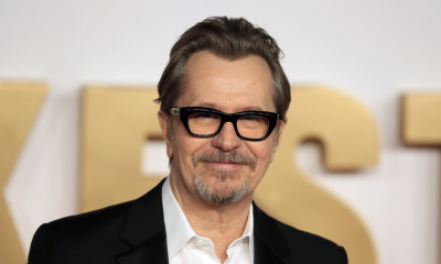 Gary Oldman con occhiali neri