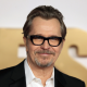 Gary Oldman con occhiali neri