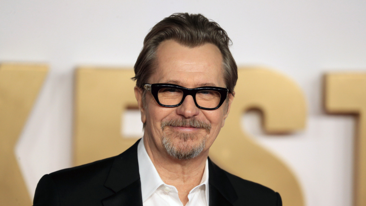 Gary Oldman con occhiali neri