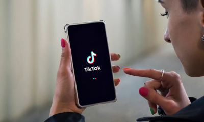 un cellulare con tiktok