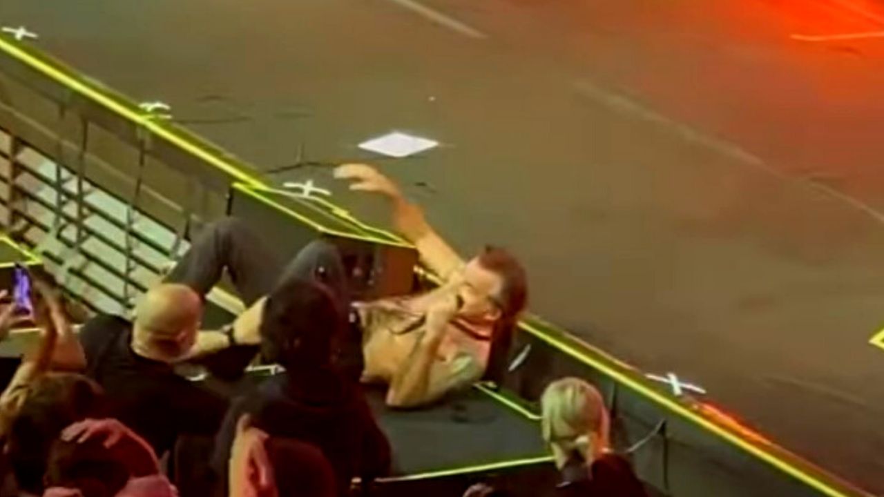Piero Pelù cade dal palco durante un concerto