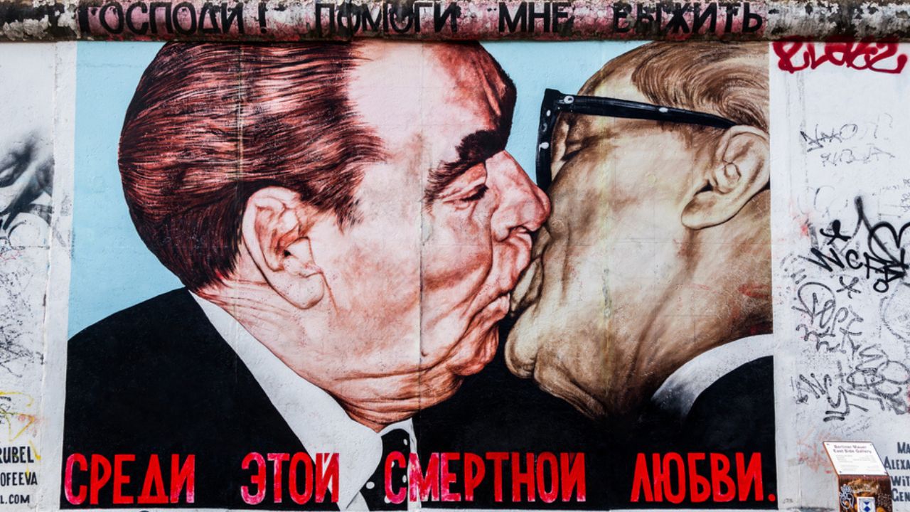 bacio breznev honecker muro di berlino morto autore dmitri vrubel