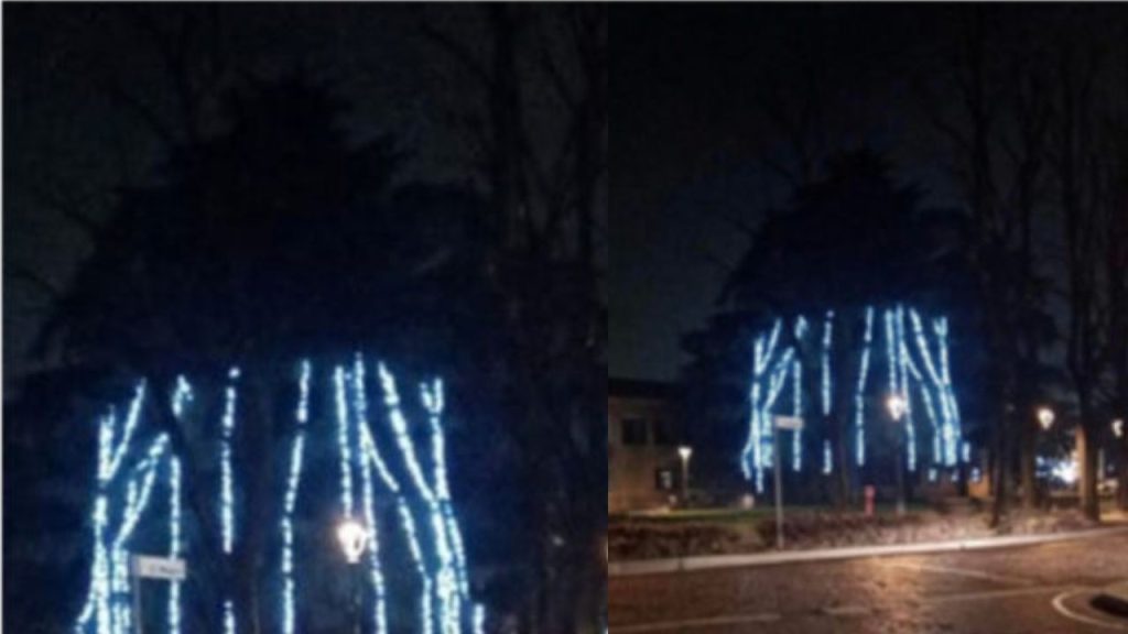 L'albero di Natale di Cologno Monzese, definito il più brutto del mondo.