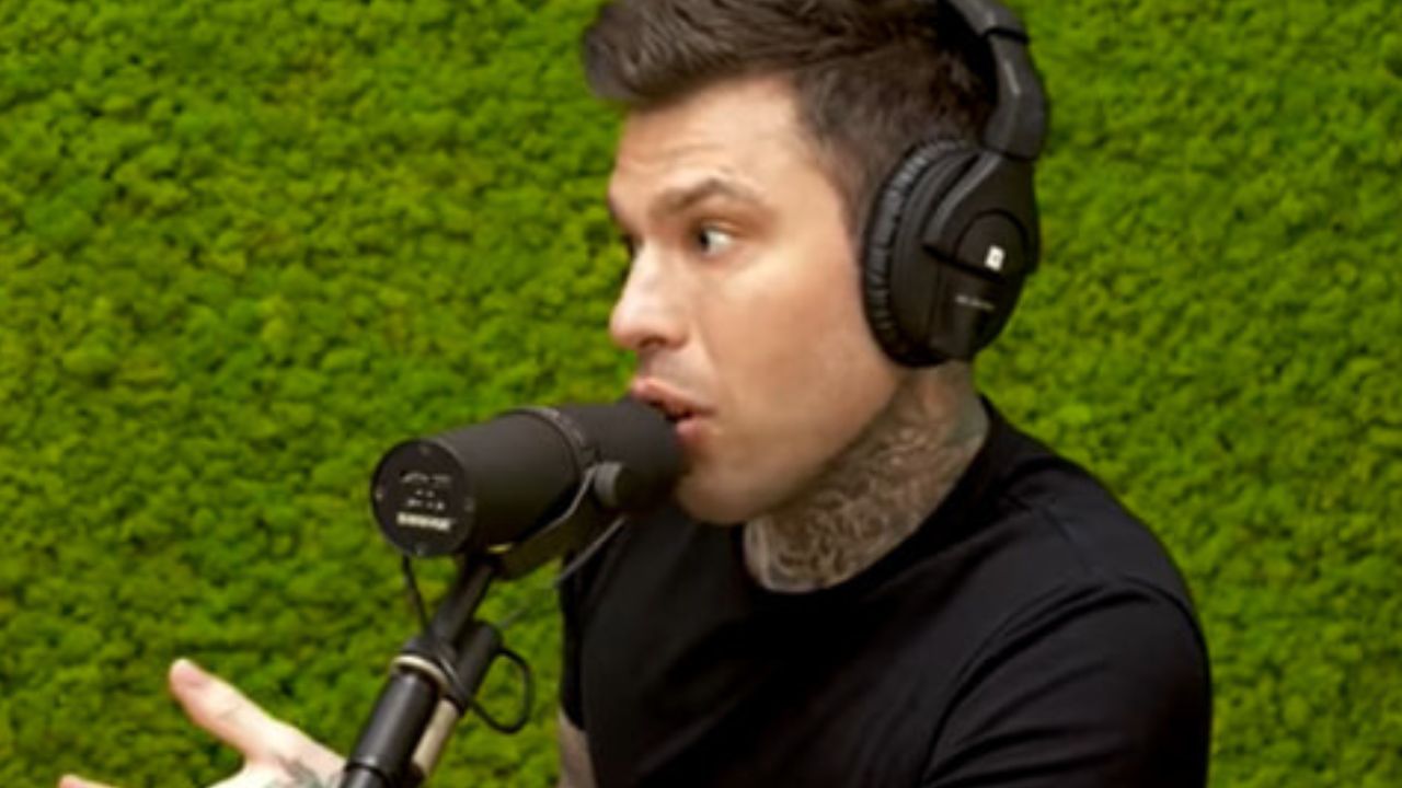 Fedez a Muschio Selvaggio parla di una nave per migranti con la sua faccia sopra