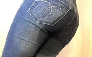 jeans effetto pipì