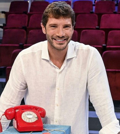 stefano de martino con affari tuoi 2